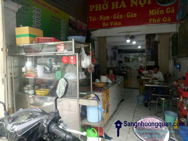 Sang nhanh quán phở nằm khu dân cư đông đúc, trung tâm quận Bình Thạnh.