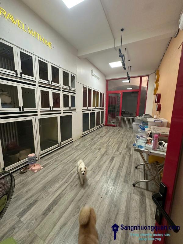 Sang cửa hàng thú nuôi