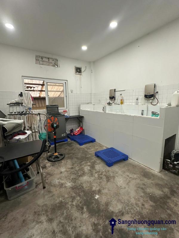 Sang cửa hàng thú nuôi