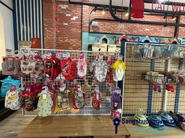 Sang cửa hàng thú nuôi