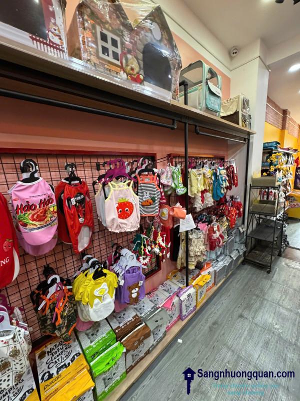 Sang cửa hàng thú nuôi