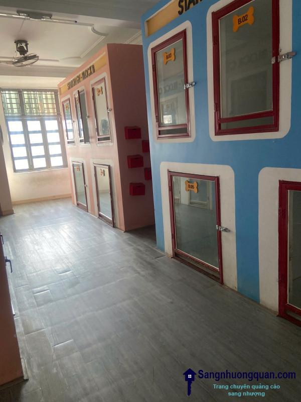 Sang cửa hàng thú nuôi