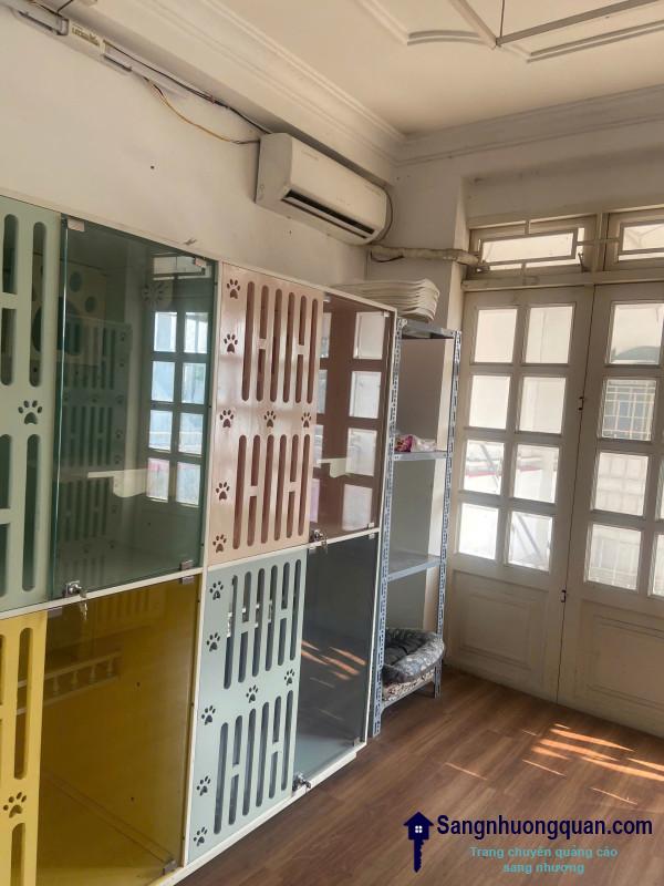 Sang cửa hàng thú nuôi